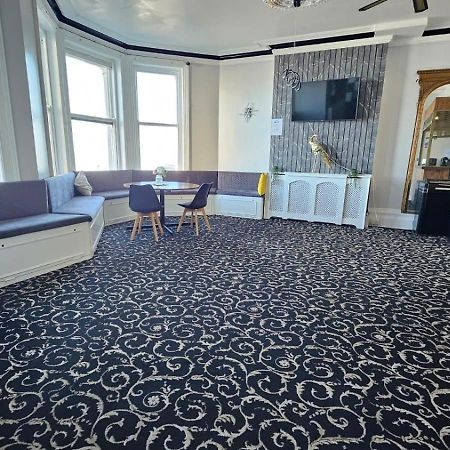 Oyo Marine Parade Hotel, Eastbourne Pier Eksteriør billede