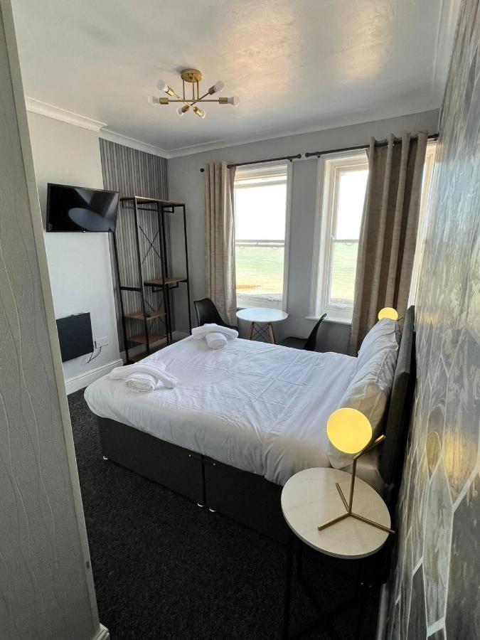 Oyo Marine Parade Hotel, Eastbourne Pier Eksteriør billede