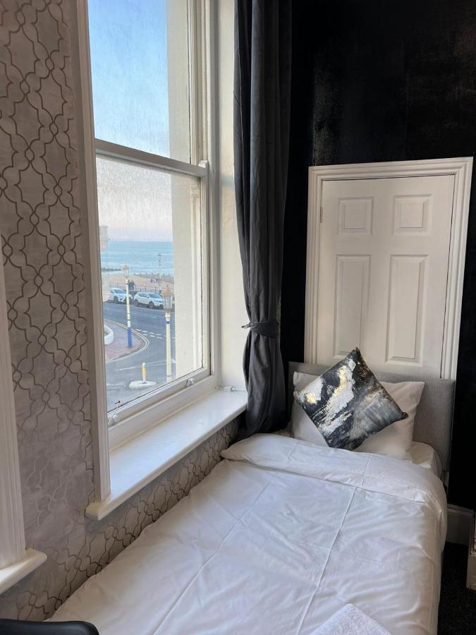 Oyo Marine Parade Hotel, Eastbourne Pier Eksteriør billede