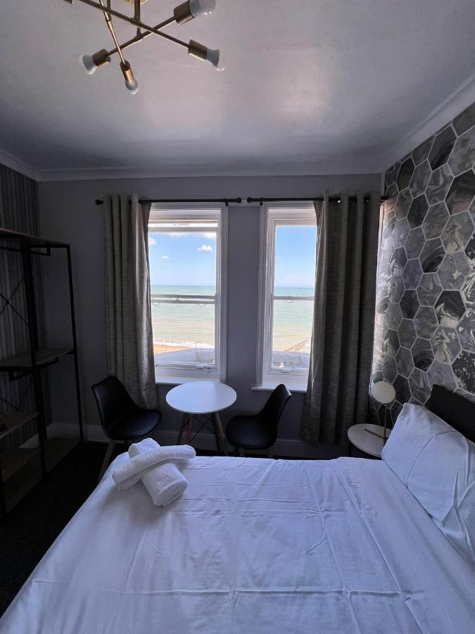 Oyo Marine Parade Hotel, Eastbourne Pier Eksteriør billede