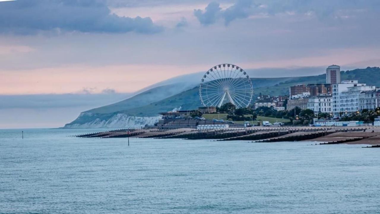 Oyo Marine Parade Hotel, Eastbourne Pier Eksteriør billede