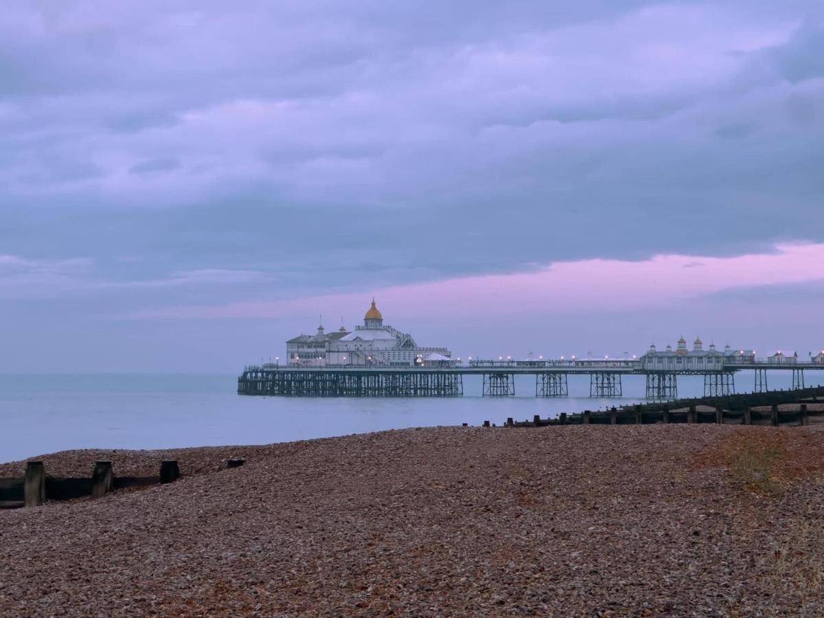 Oyo Marine Parade Hotel, Eastbourne Pier Eksteriør billede