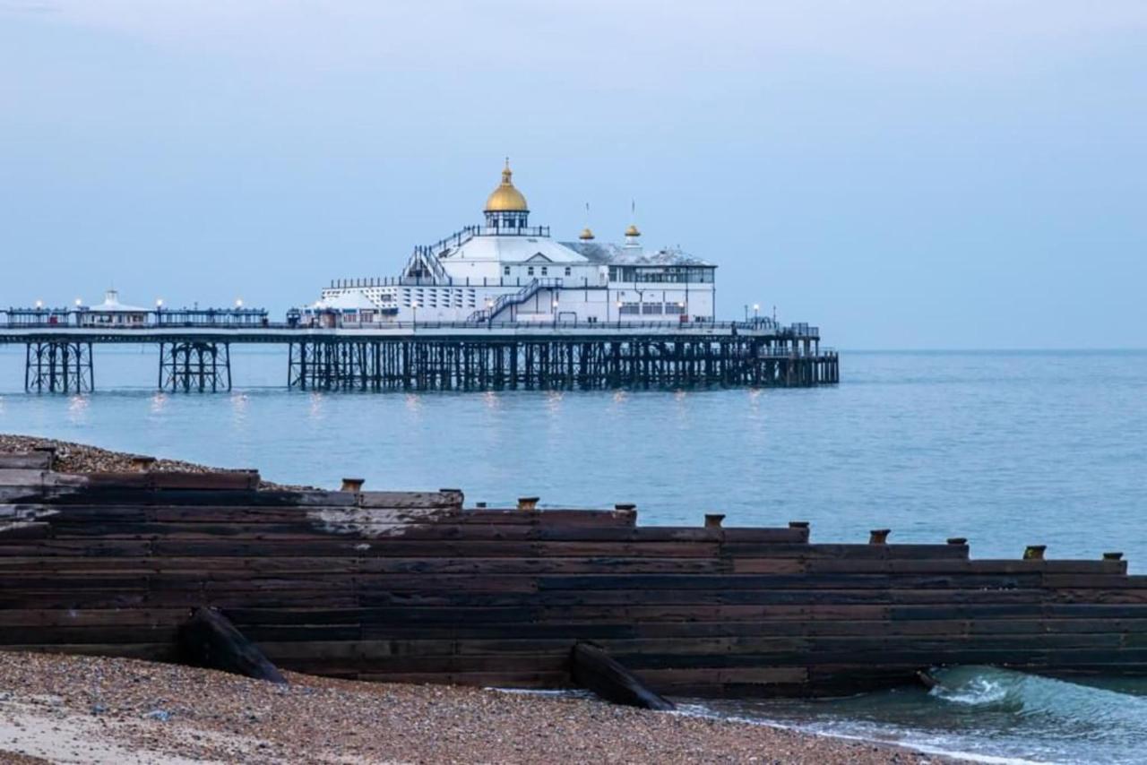 Oyo Marine Parade Hotel, Eastbourne Pier Eksteriør billede