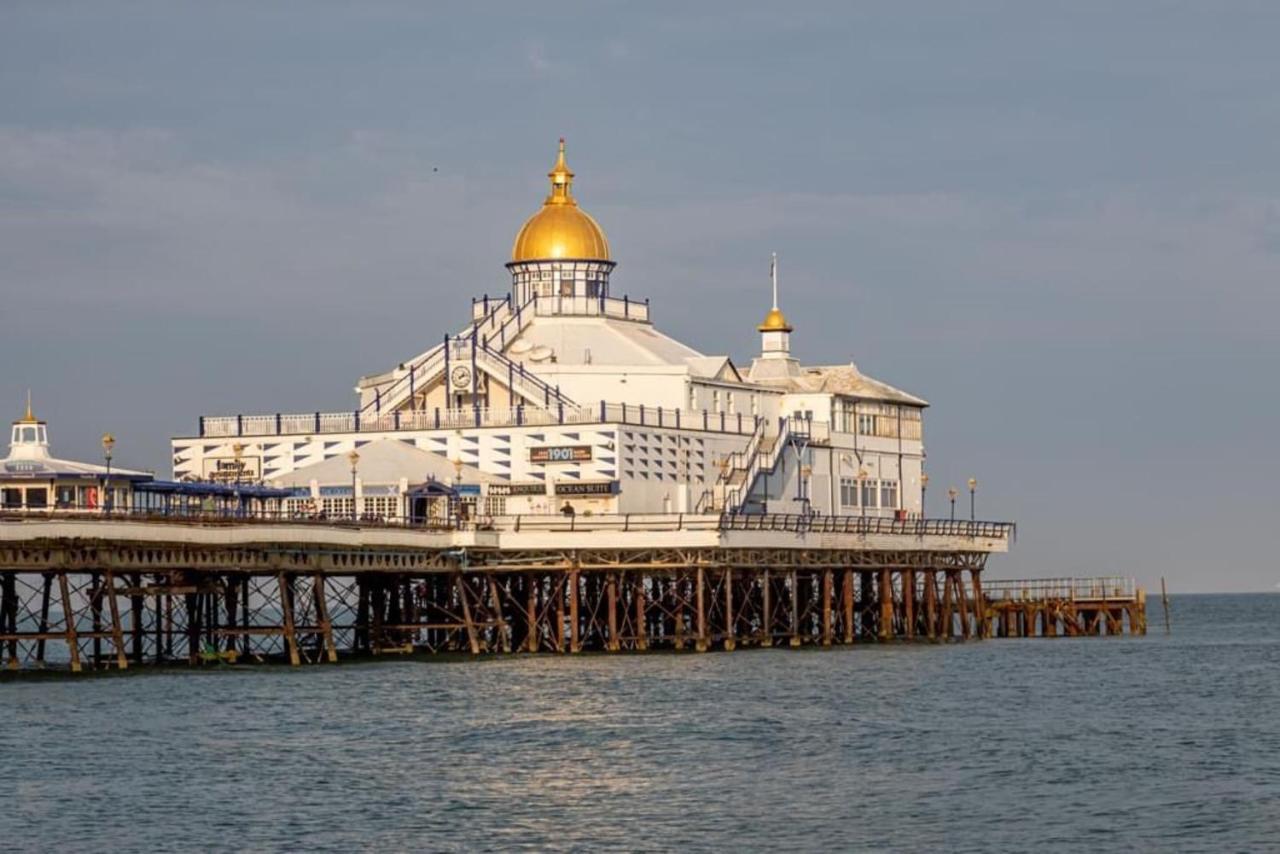 Oyo Marine Parade Hotel, Eastbourne Pier Eksteriør billede