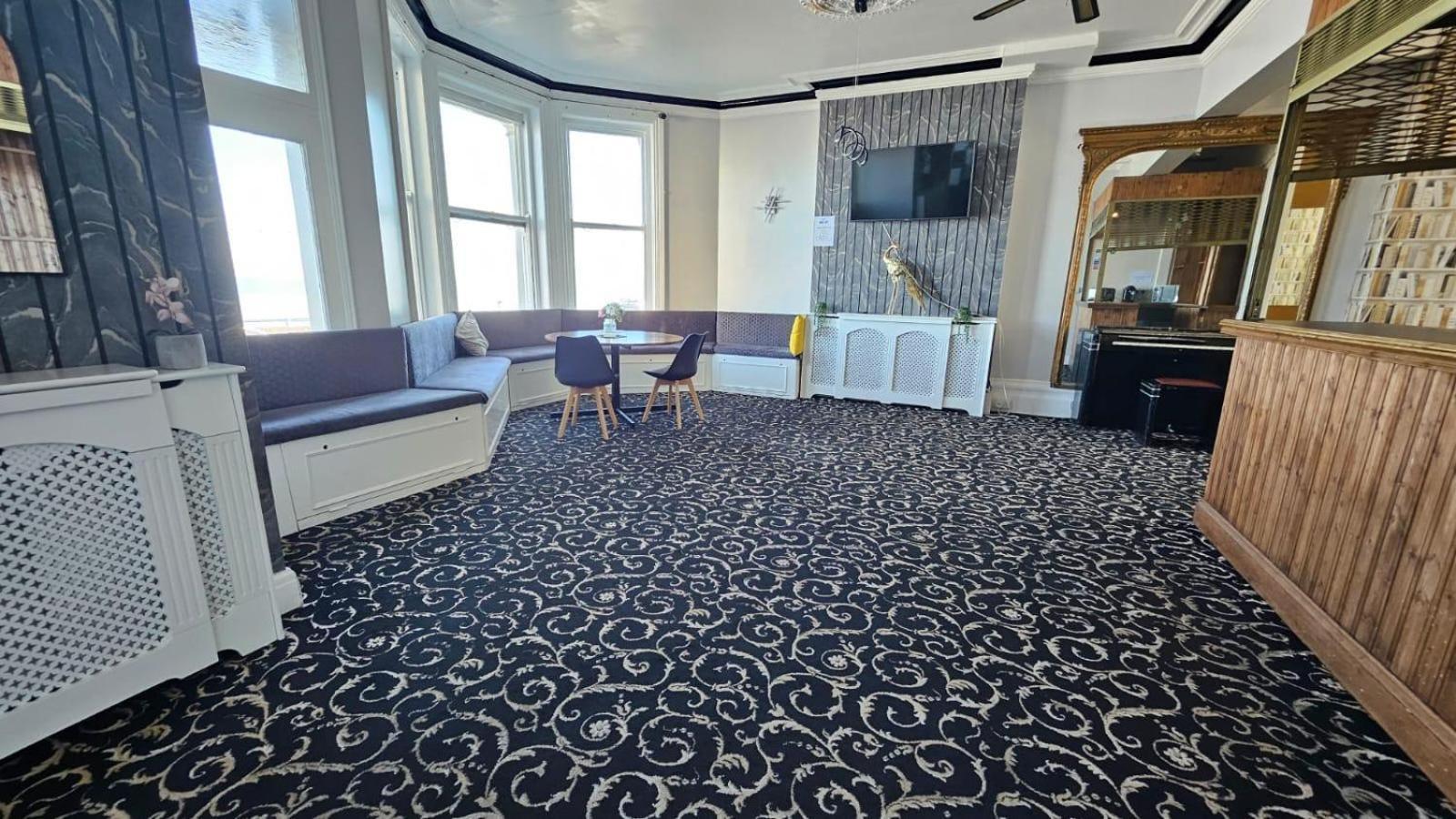 Oyo Marine Parade Hotel, Eastbourne Pier Eksteriør billede