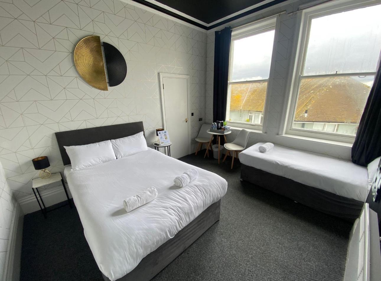 Oyo Marine Parade Hotel, Eastbourne Pier Eksteriør billede