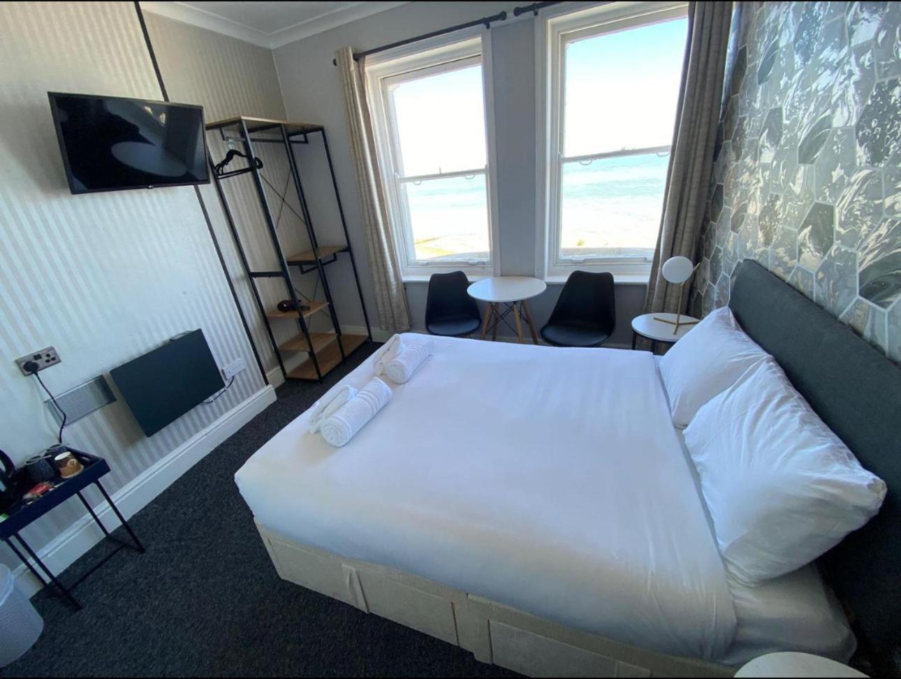 Oyo Marine Parade Hotel, Eastbourne Pier Eksteriør billede